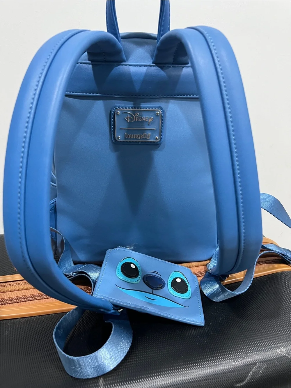 Lounge fly backpack stitch with matching wallet